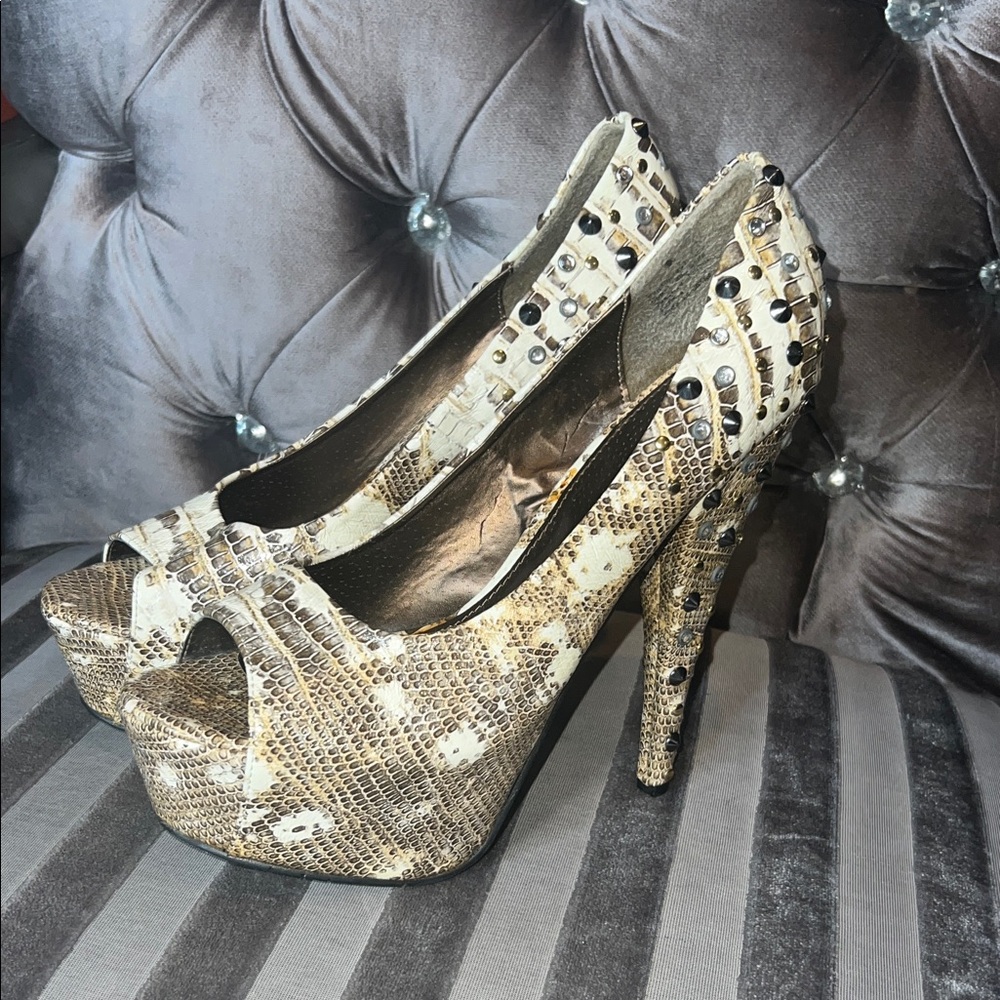 🐍 Bey-Slay Vibes: Rare Dereon Studded Snake Print Platforms 🐍
